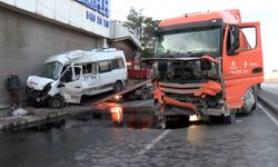 Ümraniye'de servis minibüsü ile kamyon çarpıştı