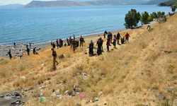Van Gölü kıyısından 4 ton çöp toplandı