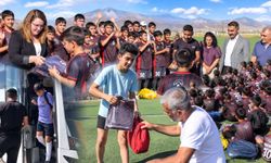 Yüksekova'da bin öğrenciye forma hediye edildi