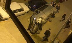 Elektrik panosuna çarpıp devrilen minibüsün sürücüsü kaçtı