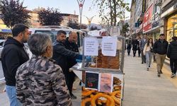 Hakkari’de salavat getirene ücretsiz halka tatlı ikramı
