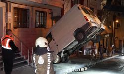 Minibüs bina boşluğuna düştü: 1 yaralı