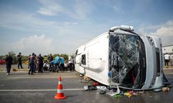 Midibüs, kaygan yolda devrildi; 17 yaralı