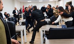 Belediye meclisinde yumruklu kavga! Tartışma büyüdü, ortalık karıştı