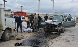 Kamyonet ile hafif ticari araç çarpıştı: 1 ölü, 2 yaralı