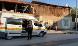 Eve gizlice girip kendisini terk eden kadın ile annesini bıçakla yaraladı