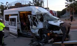 Servis minibüsü park halindeki hafriyat kamyonuna çarptı: 9 yaralı