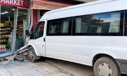 Hakkari’de korkutan kaza! Kalp krizi geçiren şoför markete çarptı