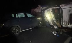 Otoyolda karşı şeride geçen TIR otomobile çarptı: 1 ölü, 2 yaralı
