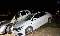İki otomobil çarpıştı: 6 yaralı