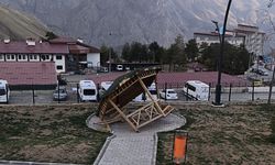 Hakkari’de yeni yapılan kamelyaya zarar verdiler