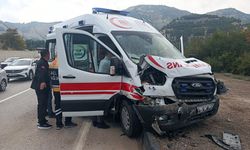 Biri ambulans 4 araç zincirleme kazaya karıştı: 6 yaralı