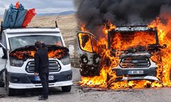 Van-Hakkari yolunda bir kamyonet alev alev yandı