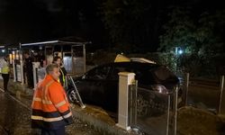 Tramvay durağına dalan otomobilin sürücüsü yaralandı