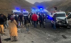 Hakkari-Yüksekova yolunda kaza: Çok sayıda yaralı var