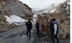 Şırnak'ta tehlike oluşturan kayaları AFAD temizliyor