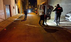 Husumetlisini evinin önünde pusu kurup silahla yaraladı