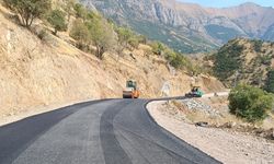 Hakkari’de kırsal yerleşim alanlarında yol asfaltlama çalışmaları devam ediyor