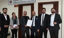 Hakkari Baro Başkanı Gülabi Seven mazbatasını aldı