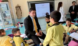 Müdür Yılmaz, öğretmen ve öğrencilerle buluştu