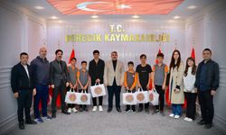 Derecik’te başarılı öğrencilerden Kaymakam Yazıcı’ya ziyaret