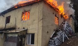 Hakkari'de kullanılmayan okul binasında çıkan yangın söndürüldü