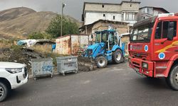 Hakkari’de yağışlı havada temizlik mesaisi