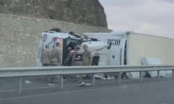 Van-Hakkari yolunda tır devrildi: 2 yaralı