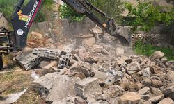 Yüksekova’da yeni yol açma çalışmaları sürüyor