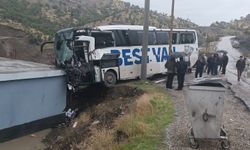 Hakkari-Şırnak yolunda feci kaza 1 ölü, 14 yaralı