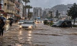 Mersin'de sağanak; ev ve iş yerlerini su bastı, yollar göle döndü