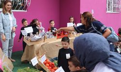 Minik öğrenciler yetiştirdi, ihtiyaç sahipleri için sattı