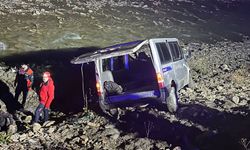 Hakkari’de araç devrildi: 24 yaralı