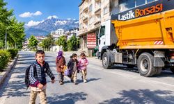 Hakkari’de kaldırım işgali öğrencileri ana yola indiriyor