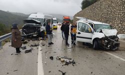 Yolcu minibüsüyle hafif ticari araç çarpıştı 1 ölü