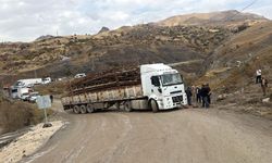 Hakkari - Van yolunda tır arızalandı yol kapandı