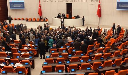 TBMM'de AK Parti sıralarına kolonya şişesi fırlatıldı
