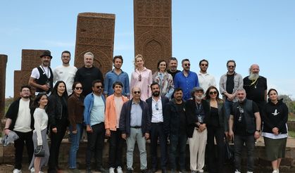 Bitlis'te film festivaline katılan sanatçılar tarihi mekanları gezdi