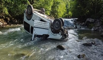 Hafif ticari araç dereye uçtu; 2 ölü, 1 yaralı
