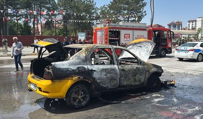 Elazığ'da yanan taksinin sürücüsü yaralandı