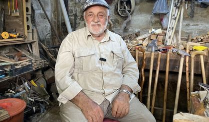 Emekli postacı ağaçtan baston sanatı yapıyor