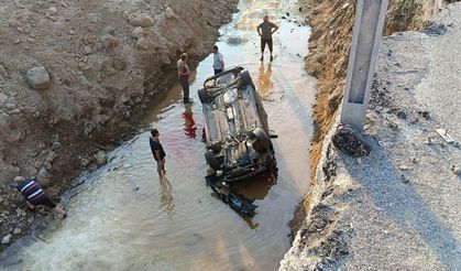 Dereye devrilen otomobildeki baba ve oğlu öldü