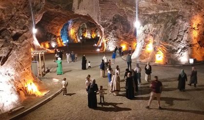 Iğdır'daki tuz mağarası ziyaretçilerin gözdesi oldu