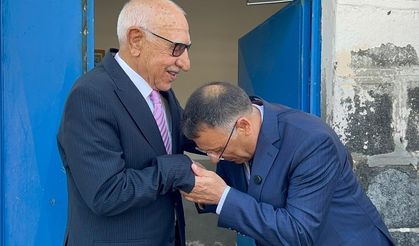 Rektör, yıllar sonra ilkokul öğretmeni ile eğitim gördüğü okulda buluştu