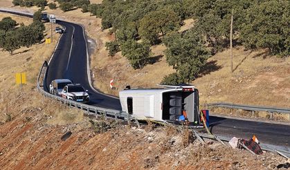 Diyarbakır’da tur minibüsü devrildi: 1 ölü, 15 yaralı