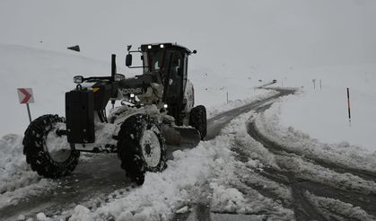 Hakkari’de kar engeli: Yollar kapandı, hayat zorlaştı