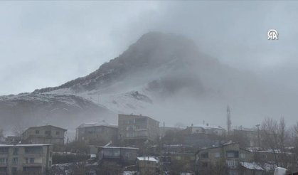 Hakkari'de sağanak ve sis etkili oldu