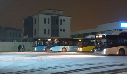 Diyarbakır'da kar yağışı etkili oldu; uçuşlar iptal edildi