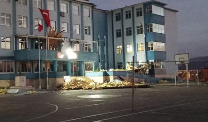 Şiddetli rüzgar lisenin çatısını uçurdu; eğitime  ara veridi
