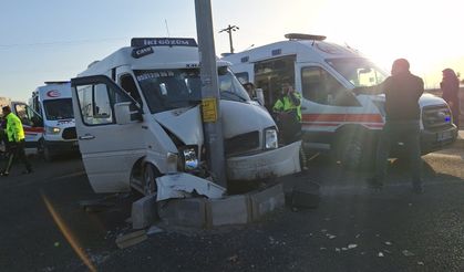 Tarım işçilerini taşıyan minibüs direğe çarptı: 15 yaralı